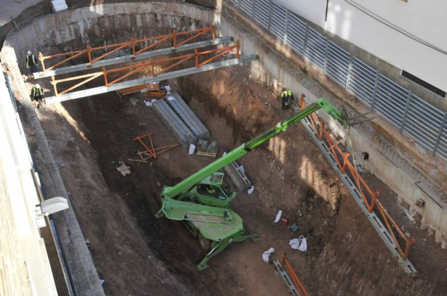 Excavación para las obras del parking del nuevo mercado en la calle Doctrina.-VALENTÍN GUISANDE