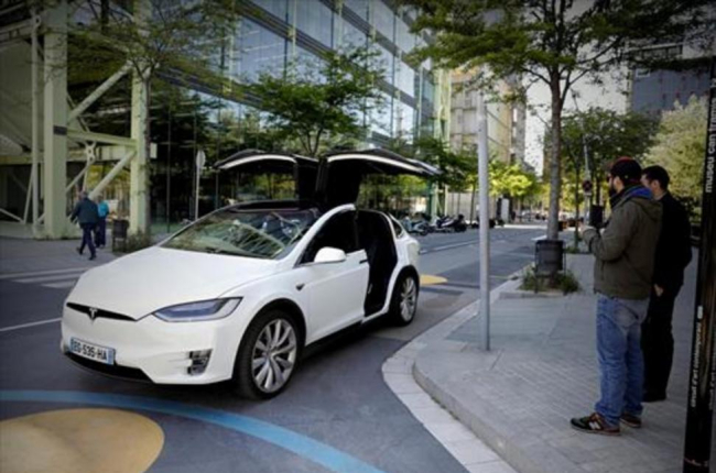 Un coche eléctrico de la marca Tesla en una calle del 22@.-FERRAN NADEU