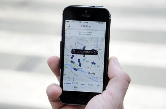 Un usuario utiliza la versión francesa de Uber.-AFP