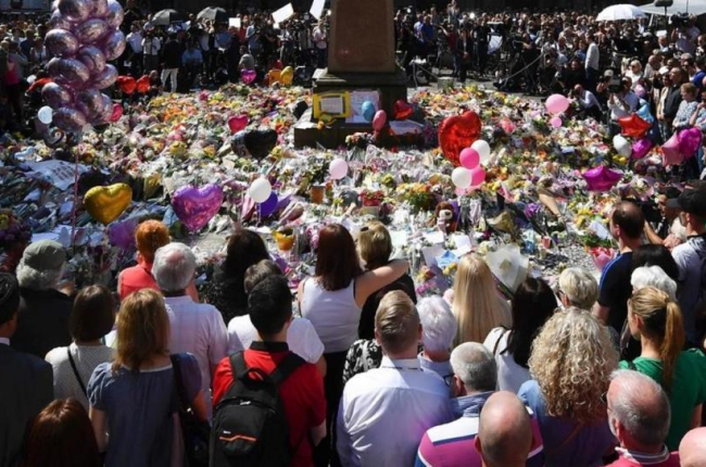 La multitud congregada en Manchester en homenaje a las víctimas.-BEN STANSALL / AFP