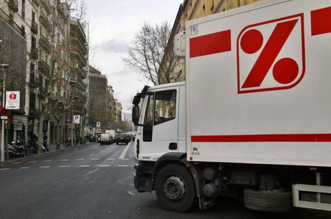 Un camión de reparto de la cadena DIA.-EL PERIÓDICO