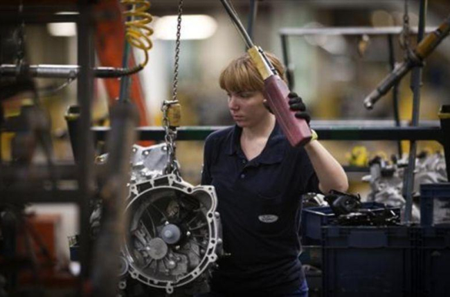 Una trabajadora en la cadena de montaje de Ford en Almussafes (Valencia).-MIGUEL LORENZO
