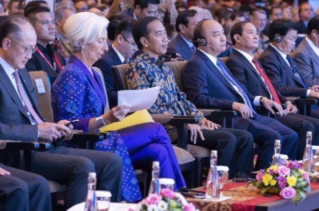 La directora ejecutiva del FMI, Christine Lagarde, con el presidente de Indonesia, Joko Widodo, durante las sesiones del Fondo en Bali.-EFE MADE NAGI