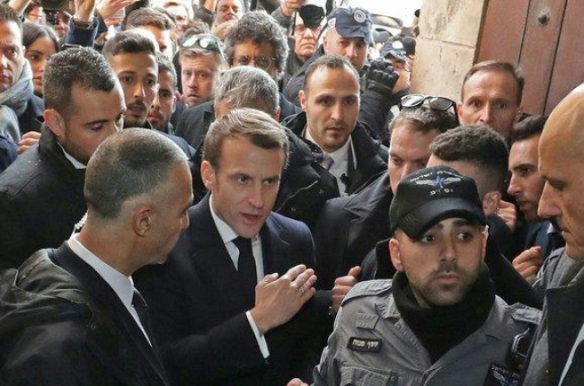 El presidente francés, Enmanuel Macron, insta a la policía israelí a que le permitan entrar en la iglesia de Santa Ana en Jerusalén.-AFP