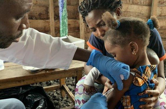 Campaña de vacunación contra el sarampión en Congo.-