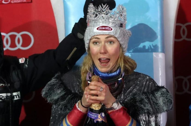 Mikaela Shiffrin celebra su victoria en el eslalon nocturno de Zagreb.-/ AFP