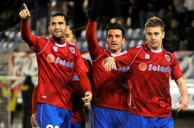 Los jugadores del Numancia celebran del 2-0 logrado por Vicente. / Diego Mayor-