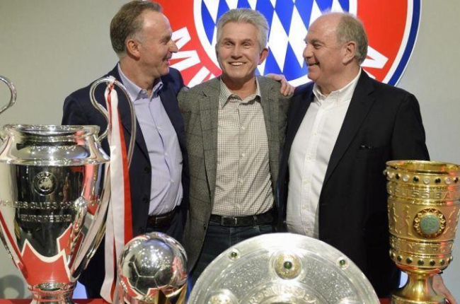 Rummenigge, Heynckes y Hoeness posan con los trofeos logrados por el Bayern en la temporada 2012-13.-AFP / CHRISTOF STACHE