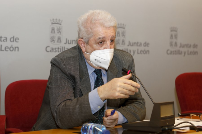 El director general de Producción Agropecuaria, Agustín Álvarez, informa sobre los casos de gripe aviar en la Comunidad. IVÁN TOMÉ-ICAL