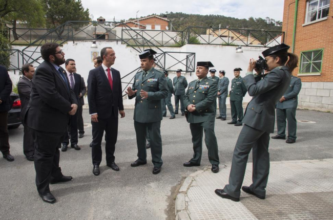 El presidente de la Diputación de Ávila, Jesús Manuel Sánchez Cabrera, y el secretario de Estado de Seguridad, Francisco Martínez, visitan el cuartel de la Guardia Civil de El Barraco-ICAL