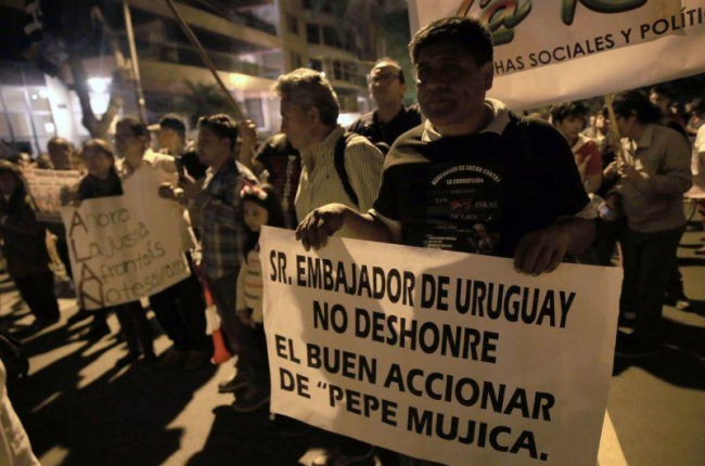 Un grupo de simpatizantes apristas gritan arengas a favor del lider politico peruano Alan Garcia en los exteriores de la residencia del embajador de Uruguay en la ciudad de Lima  Peru.-EFE / ERNESTO ARIAS