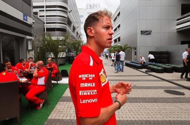 Sebastian Vettel camina frente al box de Ferrari en Sochi (Rusia).-EFE