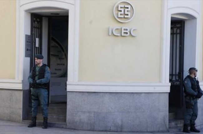 Guardias civiles en el ICBC en el paseo de Recoletos de Madrid, ayer.-AGUSTÍN CATALÁN