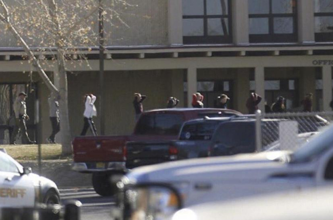 Los esudianes salen en fila de la escuela donde se ha producido el tiroteo.-/ AP / JON AUSTRIA