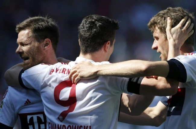 Xabi Alonso, Robert Lewandowski y Thomas Müller celebran el segundo gol del Bayern al Ingolstadt.-REUTERS / MICHAELA REHLE