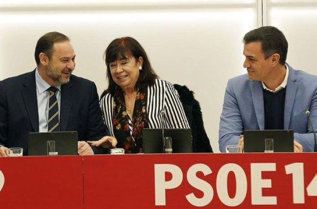 Ábalos, Narbona y Sánchez, durante la reunión de la ejecutiva del PSOE en Madrid.-DAVID CASTRO