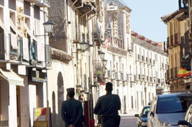 Dos guardias civiles paseando por El Burgo. / JAVIER SOLÉ-