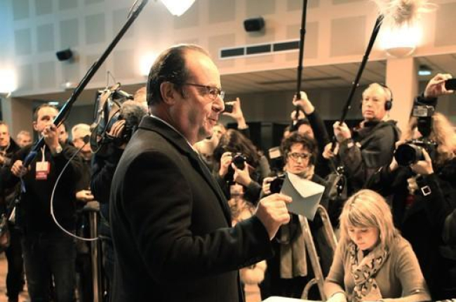 Francois Hollande, presidente de Francia, ha votado en un colegio electoral en Tulle.-AFP / JEAN-PIERRE MULLER