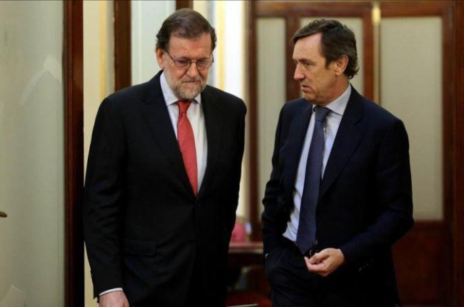 Mariano Rajoy conversa con Rafael Hernando en los pasillos del Congreso, el pasado mes de julio.-JUAN MANUEL PRATS