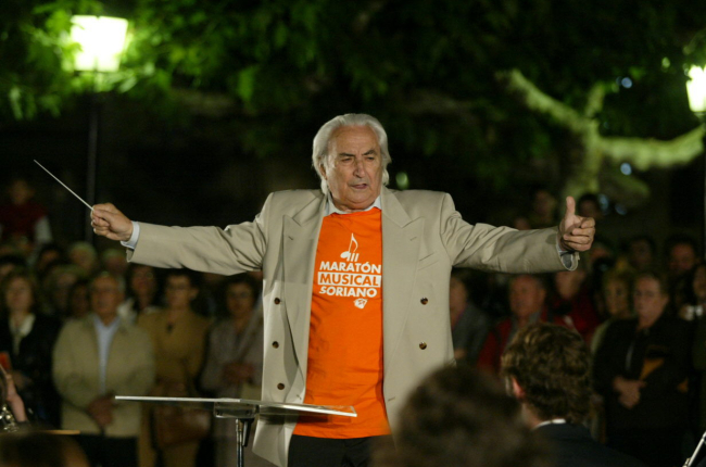 Odón Alonso, batuta en mano, en la celebración del Otoño Musical Soriano de 2003. HDS