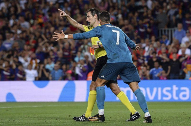 Cristiano Ronaldo protesta al árbitro tras ver la tarjeta roja.-JOSEP LAGO (AFP)