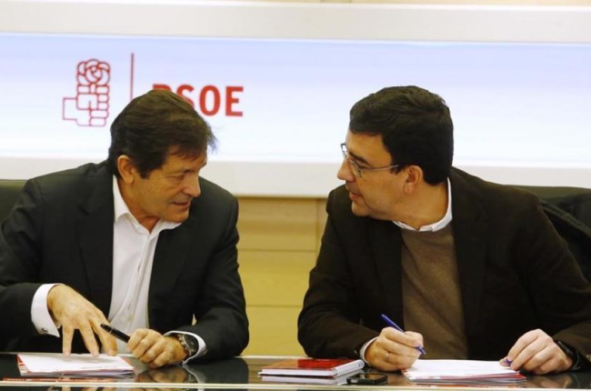 El presidente de la gestora, Javier Fernández, y su portavoz, Mario Jiménez, el pasado miércoles en la sede del PSOE.-AGUSTÍN CATALÁN
