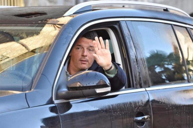 Matteo Renzi saluda desde su coche un día después de presentar su dimisión, en Pontassieve, cerca de Florencia, el 8 de diciembre.-EFE / MAURIZIO DEGLI INNOCENTI