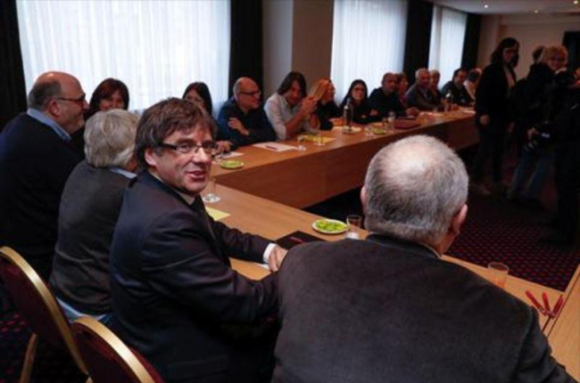 Puigdemont preside la reunión del grupo parlamentario de JxCat en Bruselas.-REUTERS / YVES HERMAN