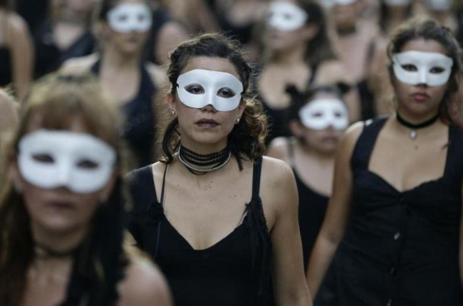 Activistas feministas durante la marcha.-AP / VICTOR R CAIVANO