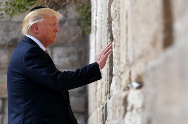Trump en el Muro de las Lamentaciones en Jerusalén.-AFP / MANDEL NGAN