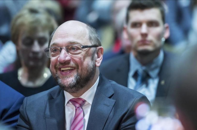 Schulz sonríe en un mitin electoral en Leipzig, el 27 de febrero.-GETTY IMAGES / JENS-ULRICH KOCH