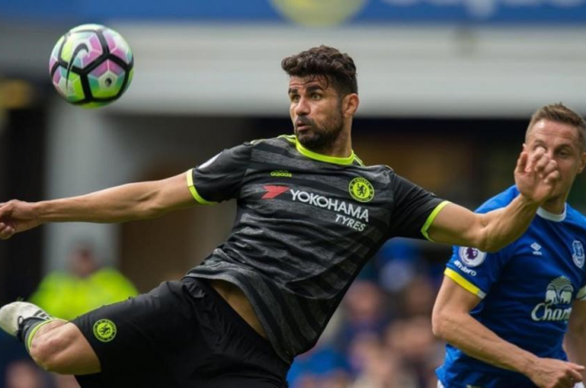 Diego Costa rematando un balón durante el partido Chelsea-Everton.-EFE / PETER POWELL