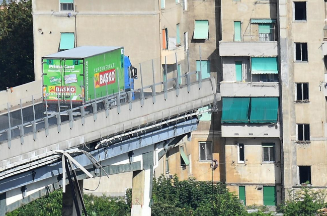 Un camión permanece al borde de la sección que continúa en pie del puente Morandi. /-LUCA ZENNARO (EFE)