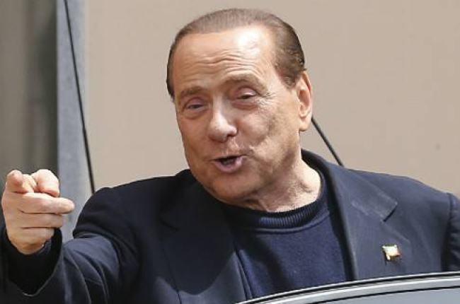 Berlusconi, a las puertas de la residencia donde ha hecho sus trabajos comunitarios.-Foto:   AP / ANTONIO CALANNI