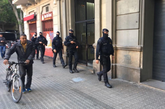 Agentes de los Mossos en Viladomat 40 de Barcelona, donde se ha practicado un registro.-GUILEM SÁNCHEZ