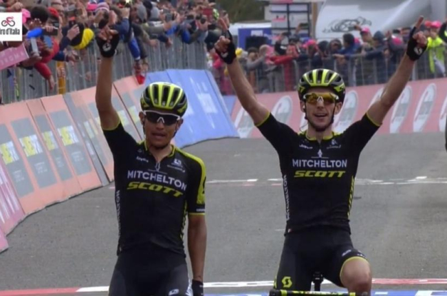Simon Yates celebra la victoria en lo alto del Etna en la etapa de este jueves del Giro-EL PERIÓDICO