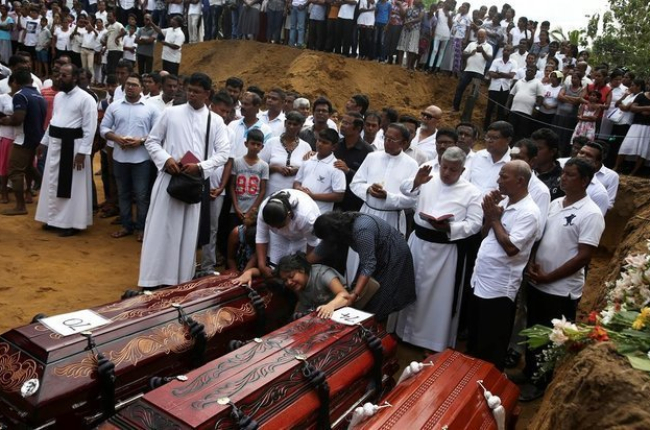 Funeral celebrado cerca de la iglesia de San Sebastián, en Negombo.-REUTERS ATHIT PERAWONGMETHA