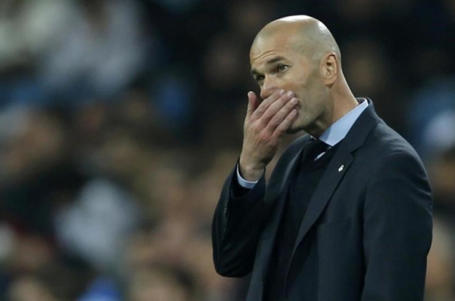 Zinedine Zidane volvió a pasarlo muy mal anoche, en el Santiago Bernabéu, viendo el fracaso de su equipo.-AP / FRANCISCO SECO