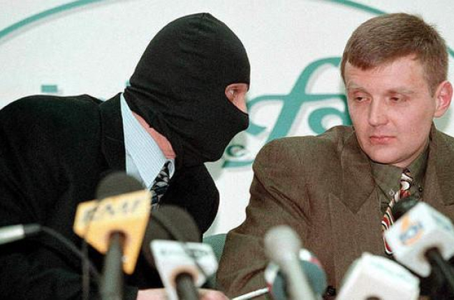 El coronel del Servicio de Seguridad Federal rusa Alexander Litvinenko (derecha) y un colega enmascarado (izquierda) en una rueda de prensa el 17 de noviembre de 1998.-EFE / SERGEI KAPTILKIN