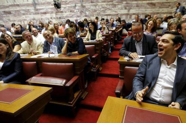 Tsipras, el primero por la derecha, en la reunión de su grupo parlamentario, este miércoles.-Foto: REUTERS / YANNIS BEHRAKIS