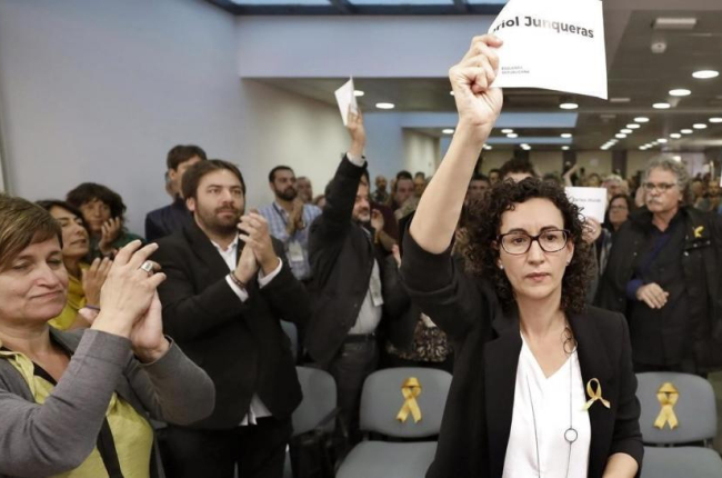 Marta Rovira muestra un cartel con el nombre de Oriol Junqueras tras la reunión extraordinaria de ERC.-ANDREU DALMAU (EFE)