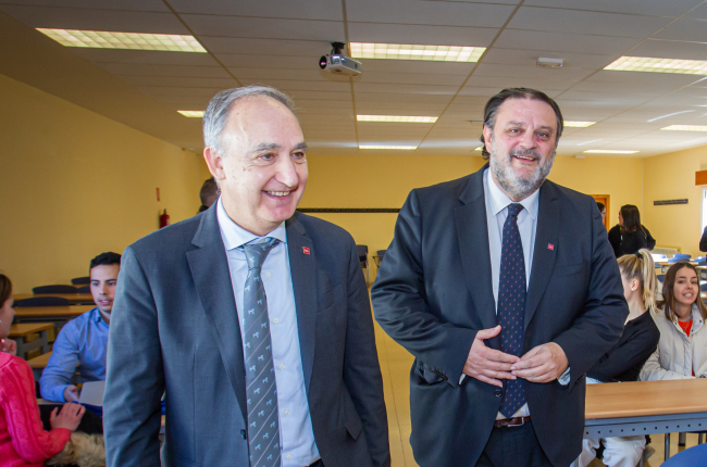 El rector Antonio Largo junto al vicerrector José Luis Ruiz en la jornada de orientación a los nuevos erasmus del Campus de Soria. MARIO TEJEDOR