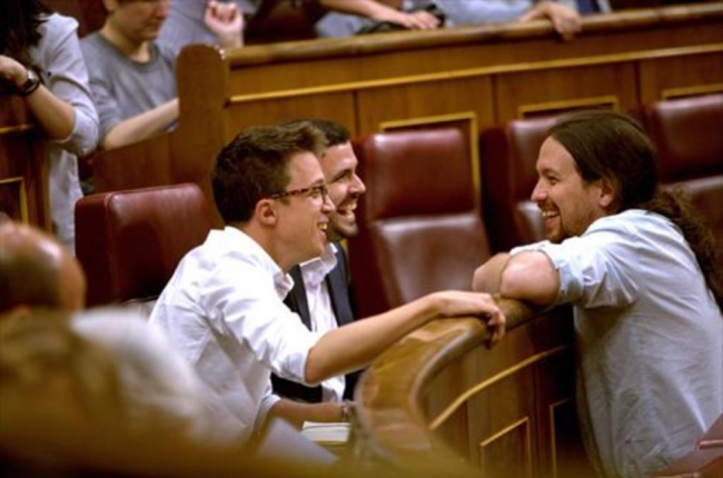 Íñigo Errejón, Alberto Garzón y Pablo Iglesias, ayer, en el hemiciclo del Congreso.-DAVID CASTRO