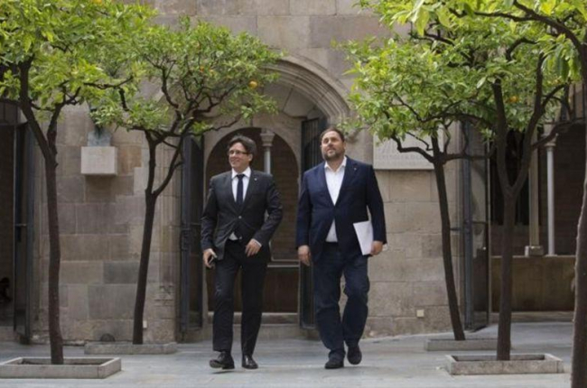 El 'president' de la Generalitat, Carles Puigdemont, y el 'vicepresident', Oriol Junqueras.-ALBERT BERTRAN