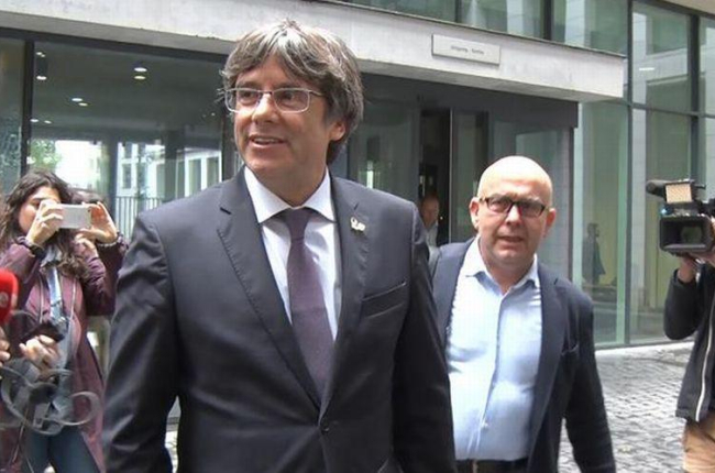 El abogado Gonzalo Boye, junto a Carles Puigdemont.-EL PERIÓDICO