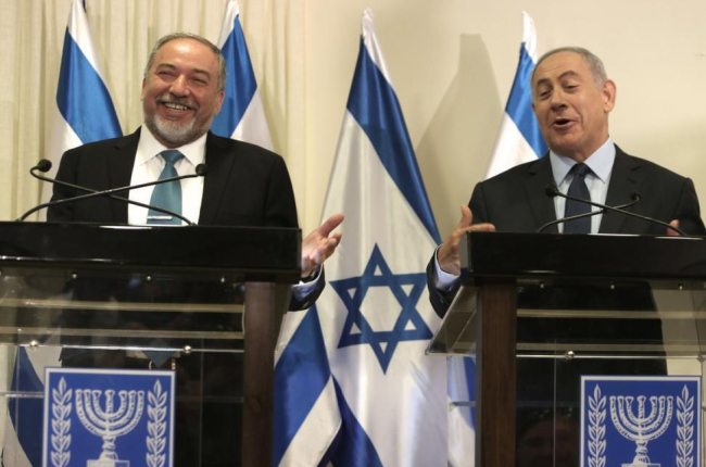 El ultra Avigdor Lieberman, a la izquierda, junto al primer ministro israelí, Benjamin Netanyahu.-AFP / MENAHEM KAHANA