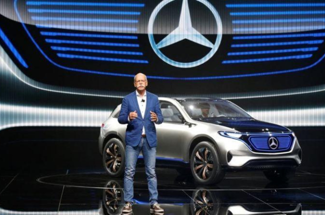 El presidente de Daimler, Dieter Zetsche, presenta el modelo eléctrico Mercedes EQ en el Salón de París.-REUTERS / JACKY NAEGELEN