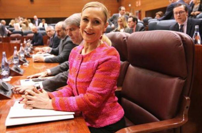 Cristina Cifuentes, en la Asamblea de Madrid, en pleno escándalo por su máster fantasma.-JUAN MANUEL PRATS