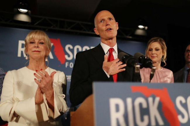 El Gobernador de Florida, Rick Scott, habla junto a su esposa, Ann Scott, y su hija, Alison Guimard.-GETTY IMAGES NORTH AMERICA