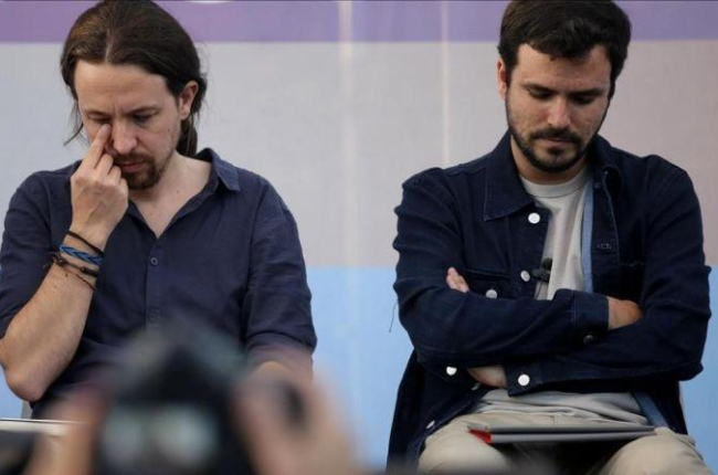 Alberto Garzón junto a Pablo Iglesias.-EL PERIÓDICO (JOSE LUIS ROCA)